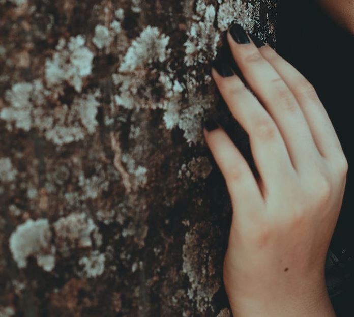 Adolescente desaparecida é achada morta amarrada à árvore dentro de igarapé