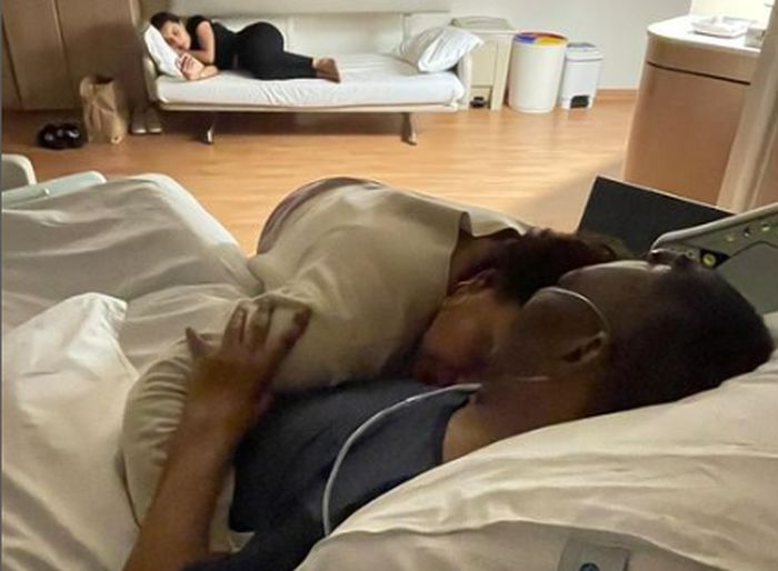 Kely Nascimento posta foto abraçada a Pelé no hospital