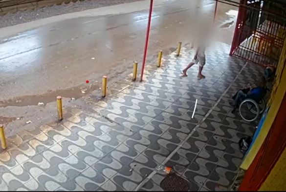 Homem estupra moradora de rua desacordada e é amarrado em poste