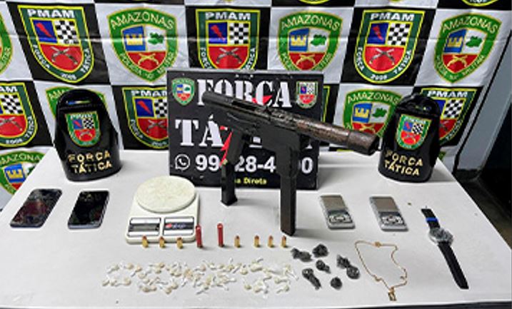 Homem é preso com submetralhadora e drogas em área vermelha em Manaus