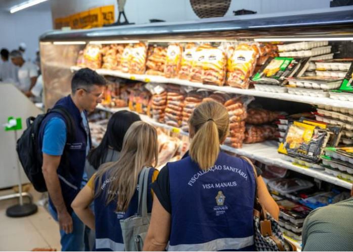 Operação 'Natal com Saúde' fiscaliza alimentos em supermercados de Manaus