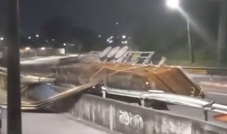 Contêiner se desprende de carreta e tomba no meio de avenida em Manaus