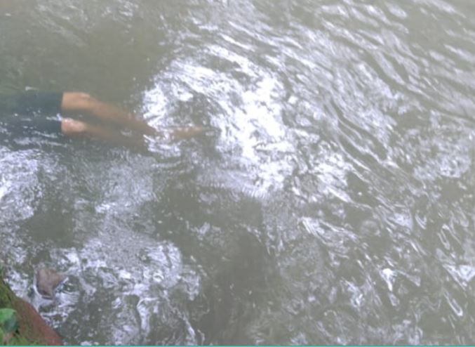 Jovem é achado boiando em igarapé atrás de condomínio em Manaus