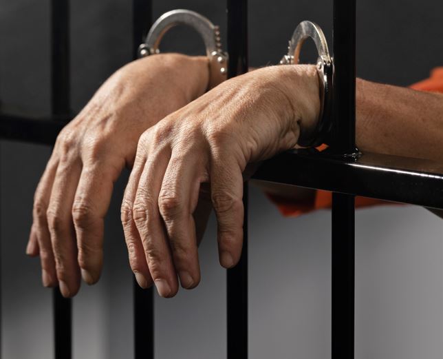 Morador é esfaqueado ao ter casa invadida por homem no Petrópolis