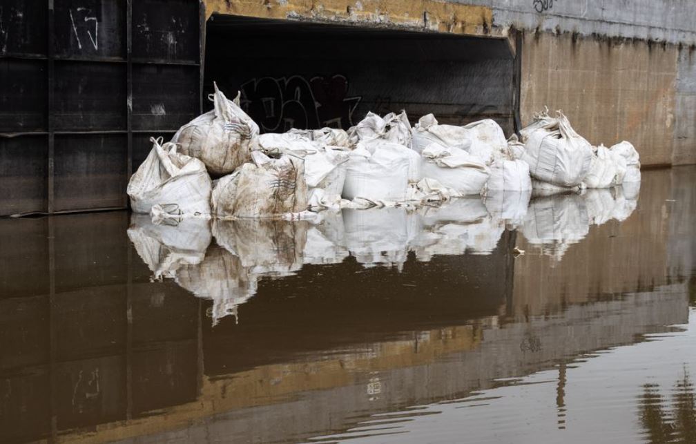 Prefeitura usa sacos para fechar comportas danificadas em Porto Alegre