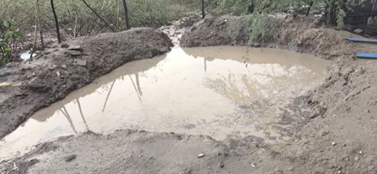 Corpo de menina de 6 anos é encontrado na lama no quintal de casa