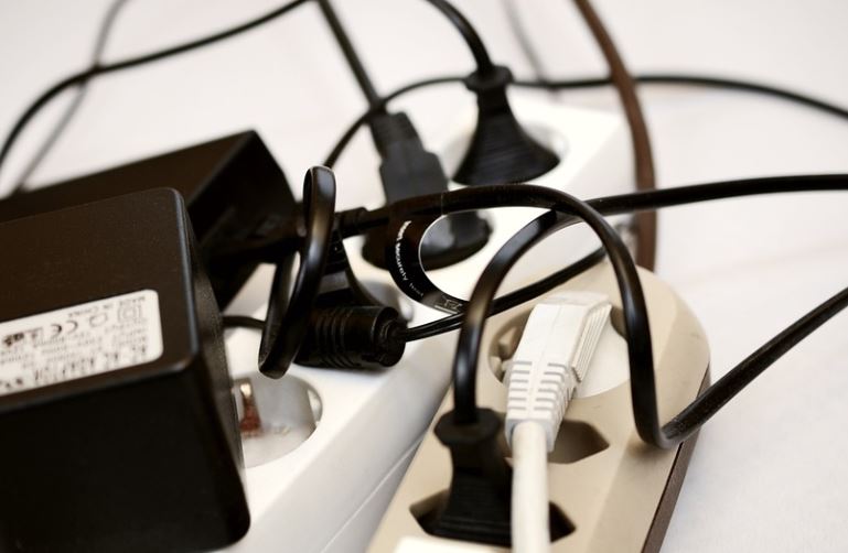 Idoso morre eletrocutado junto com funcionário ao tentar salvá-lo