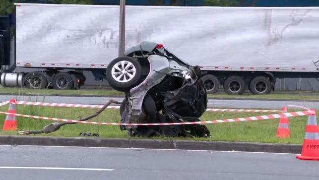 Carro parte ao meio e motorista morre na Avenida das Torres