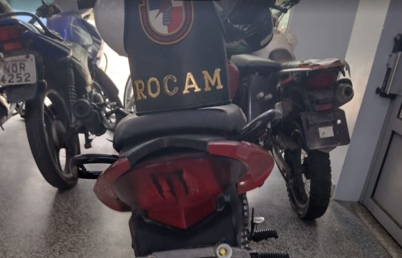 Foragida da Justiça é presa passeando em moto roubada em Manaus
