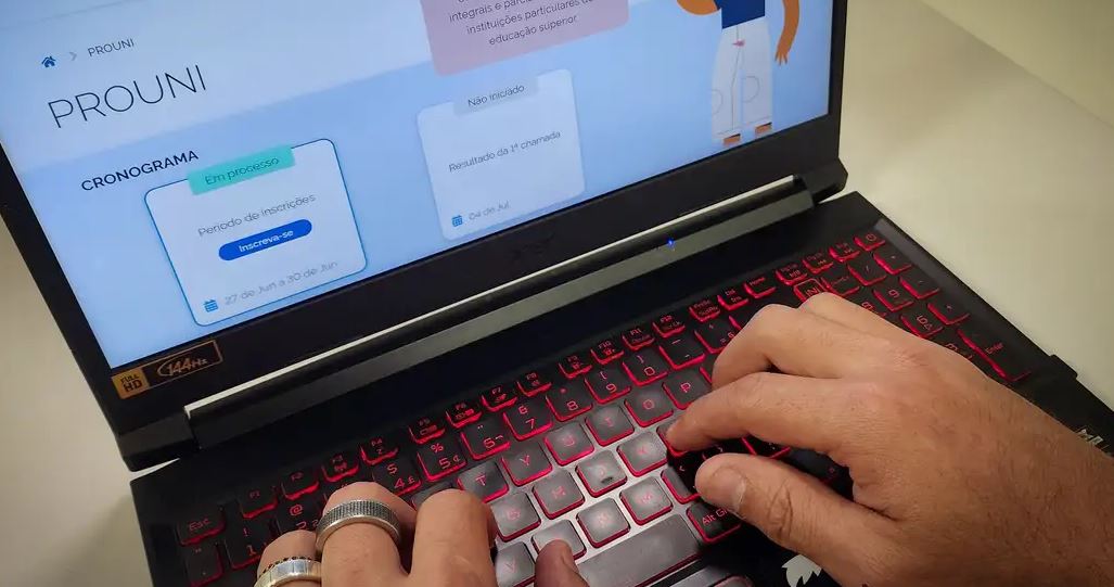 Prouni: entrega de documentos em faculdades encerra nesta terça