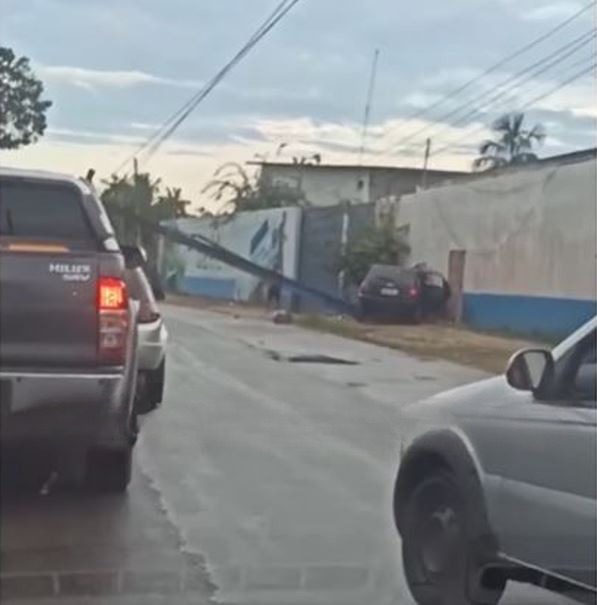 Carro derruba poste durante acidente em avenida de Manaus