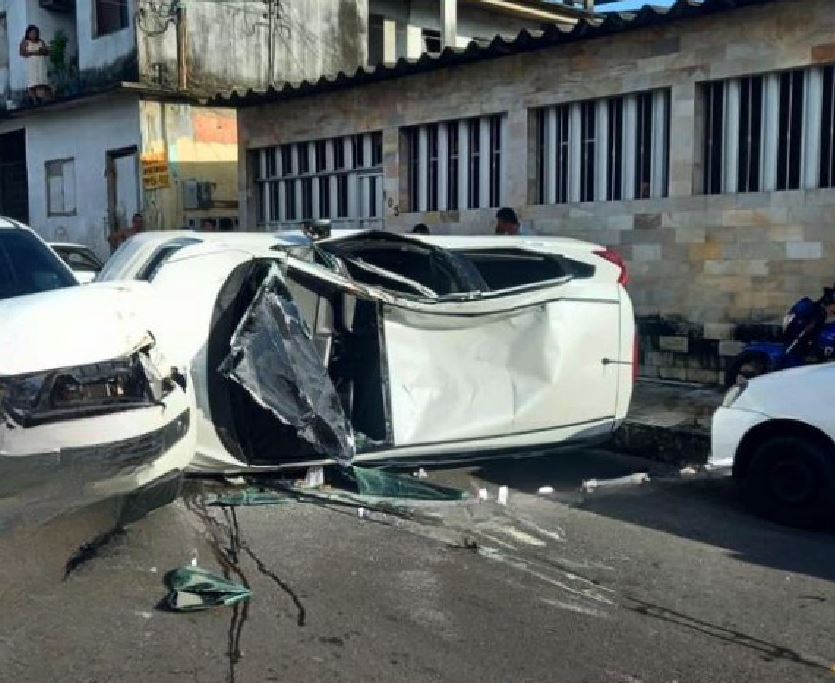 Acidente entre carros termina em capotamento em Manaus