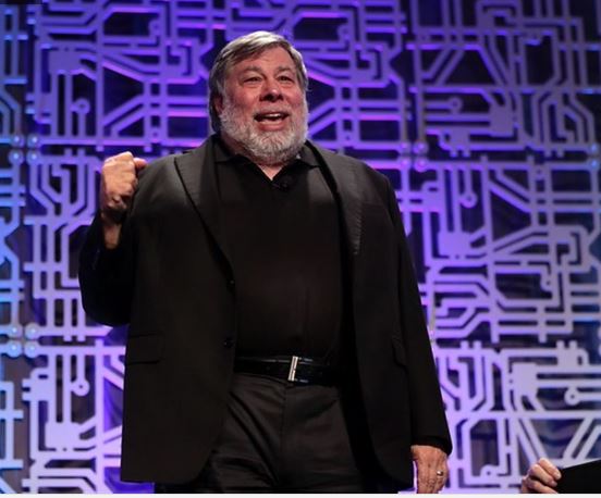 Cofundador da Apple sofre AVC durante evento e é internado às pressas