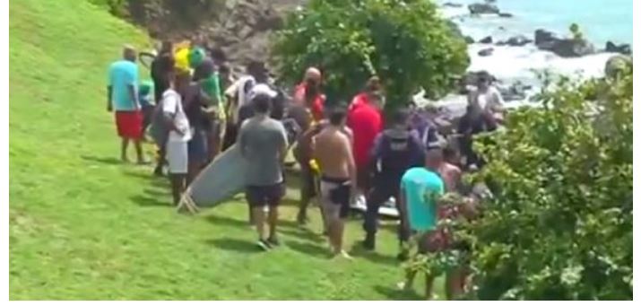 Turista morre ao ser arrastada por onda enquanto tirava foto