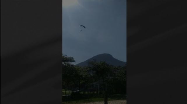 Esportista bateu em prédio antes de cair na pista durante jump no RJ