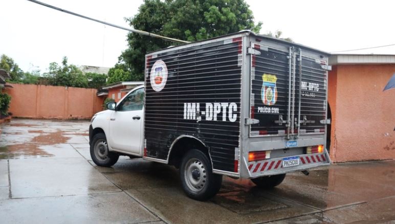 Mecânico morre após ser atingido por carro que estava consertando em Manaus