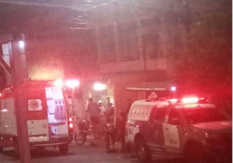 População se revolta e dá surra em homem que bateu na mulher em Manaus