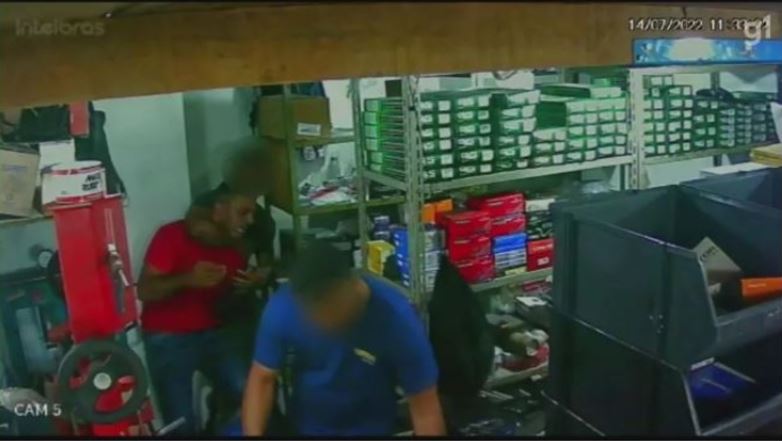 Homem atira contra atual da ex, erra tiro e acaba levando surra violenta