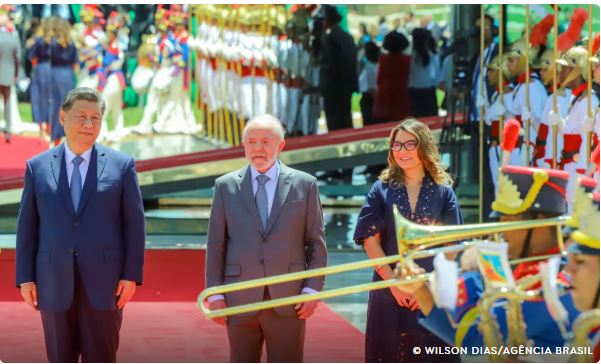 Xi dá pedaço da Lua a Lula em jantar no Itamaraty