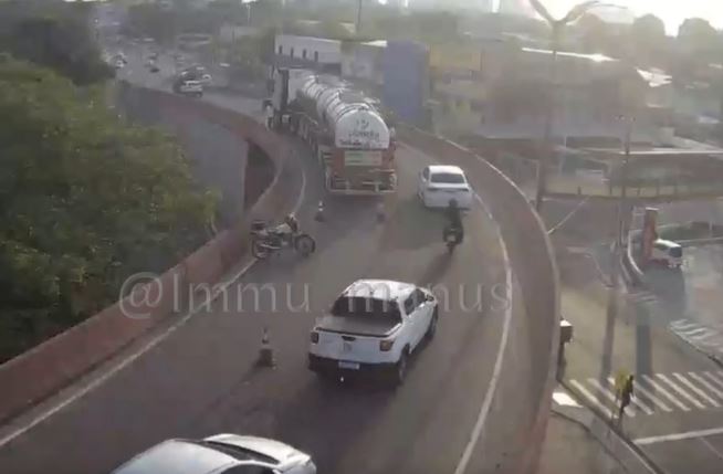 Caminhão em pane trava viaduto e deixa trânsito complicado em Manaus