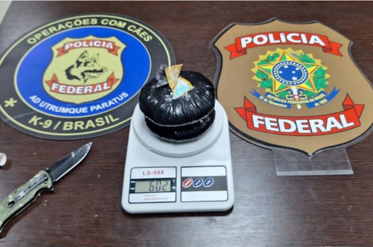 Mulher é presa com drogas escondidas no sutiã e no estômago em aeroporto