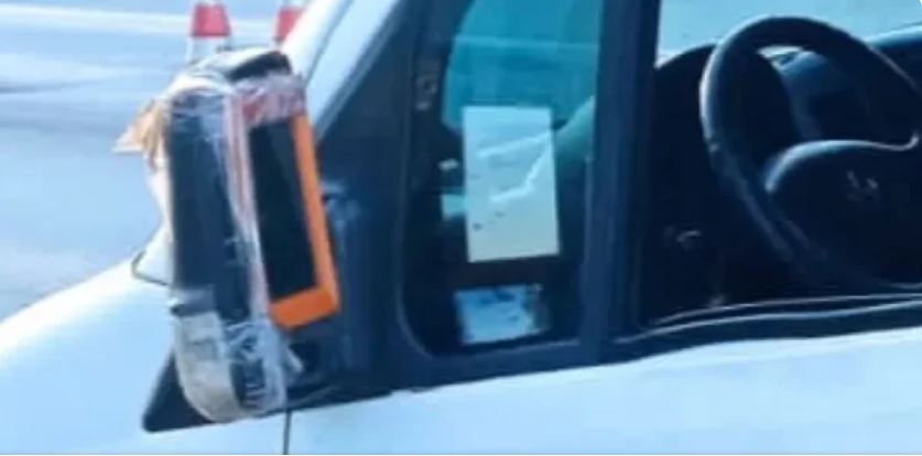 Homem improvisa retrovisor com espelho de banheiro e é multado