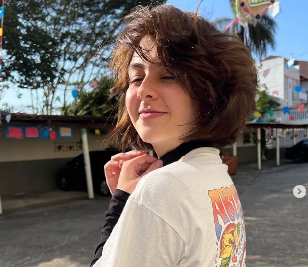 Klara Castanho volta a trabalhar e mostra roteiro de série: 'Estudando'