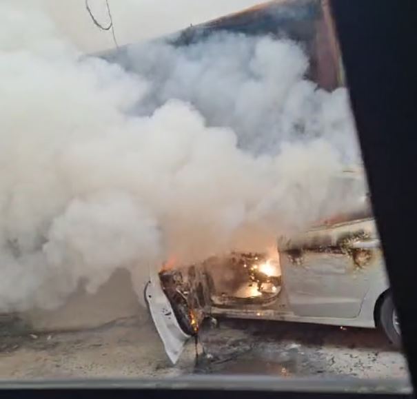 Carro pega fogo e assusta populares no Campo Sales 