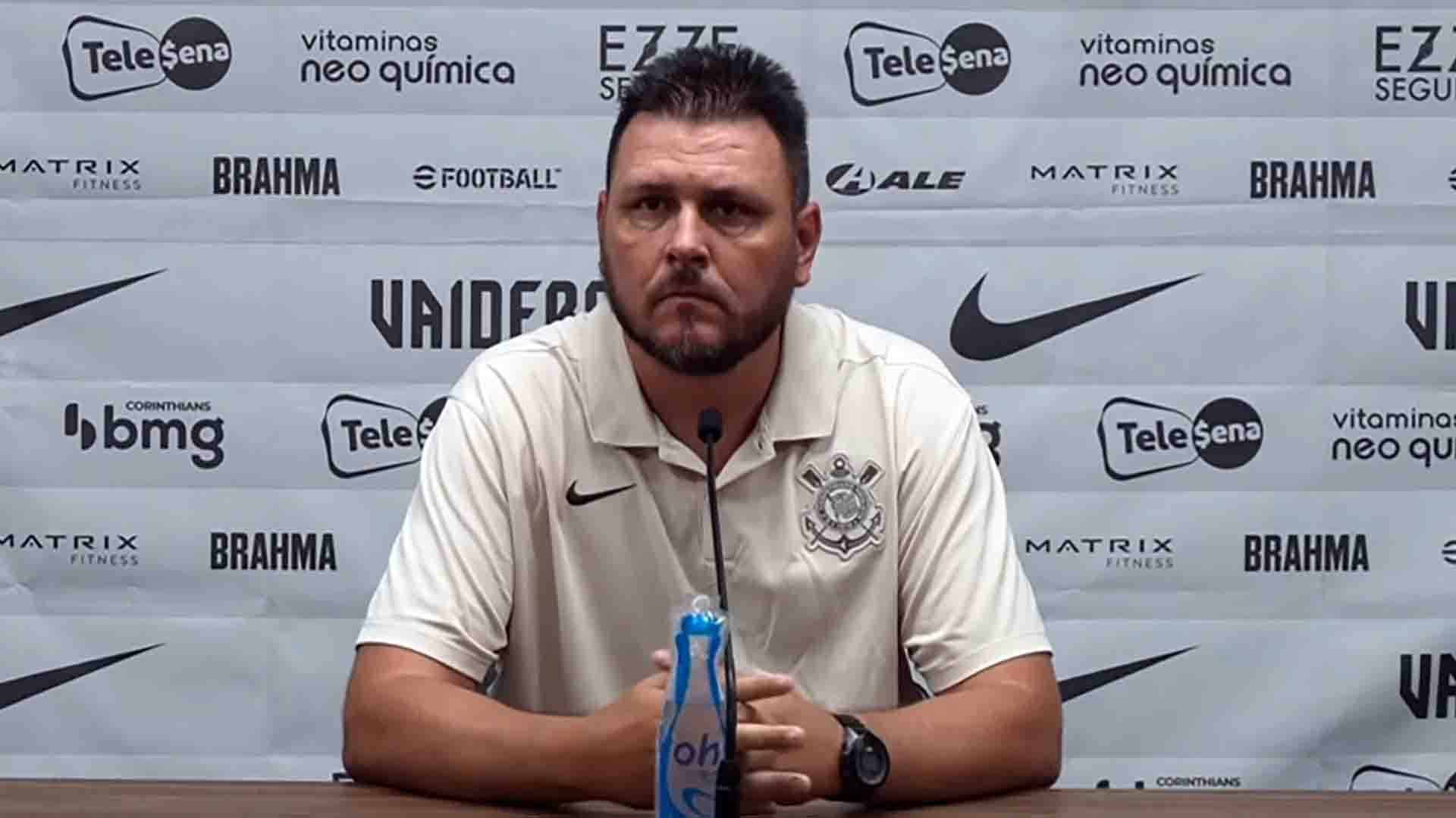 Auxiliar anuncia saída do Corinthians após derrota para o Santos