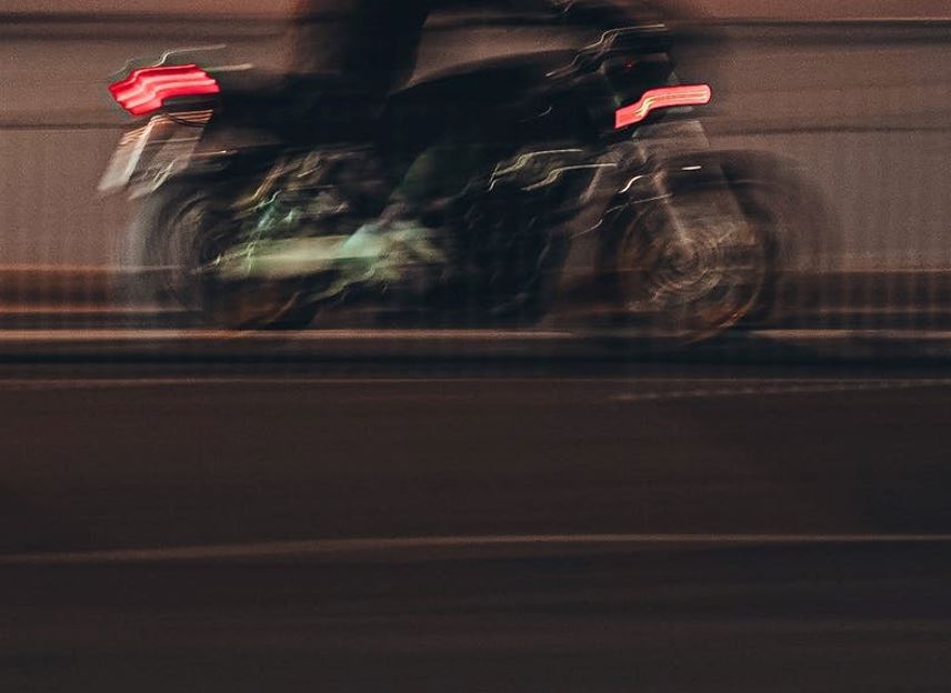 Eletricista morre ao cair de motocicleta durante acidente em Manaus 