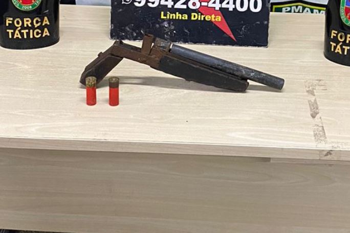 Homens são presos enquanto passeavam em moto com arma artesanal em Manaus