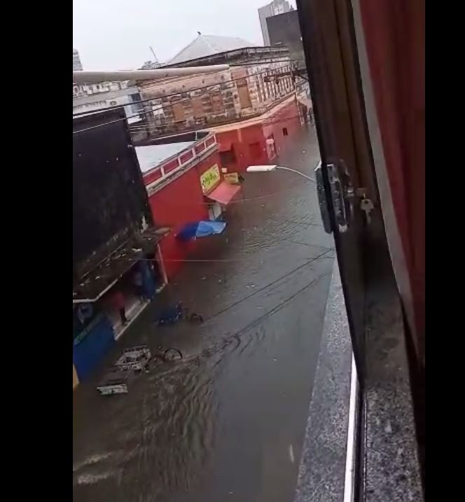 Chuva torrencial inunda ruas e avenida e deixa população ilhada em Manaus