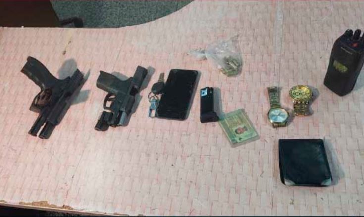 Membro de facção é preso com armas e rádio comunicador em Manaus