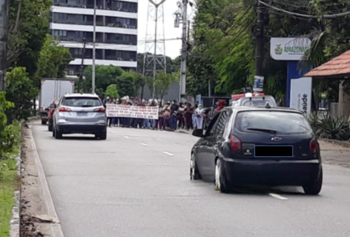Manifestação bloqueia trecho da av. André Araújo em Manaus
