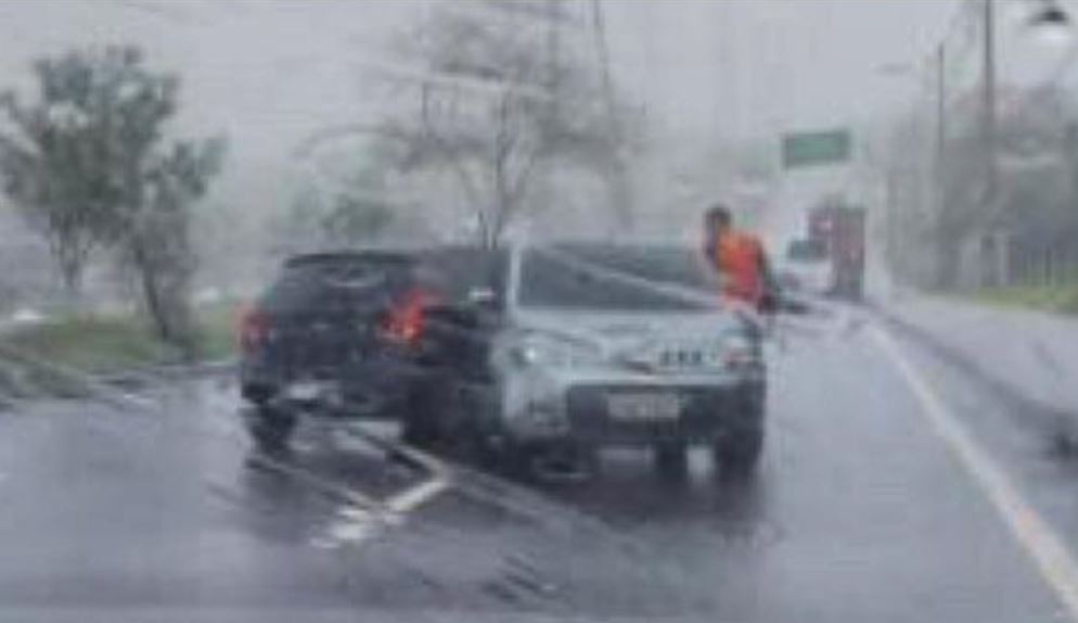 Sob chuva forte, carros colidem no meio de avenida em Manaus