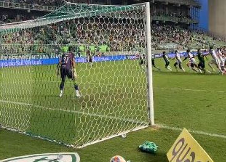 Atlético-MG se salva com gol no apagar das luzes e empata contra o América