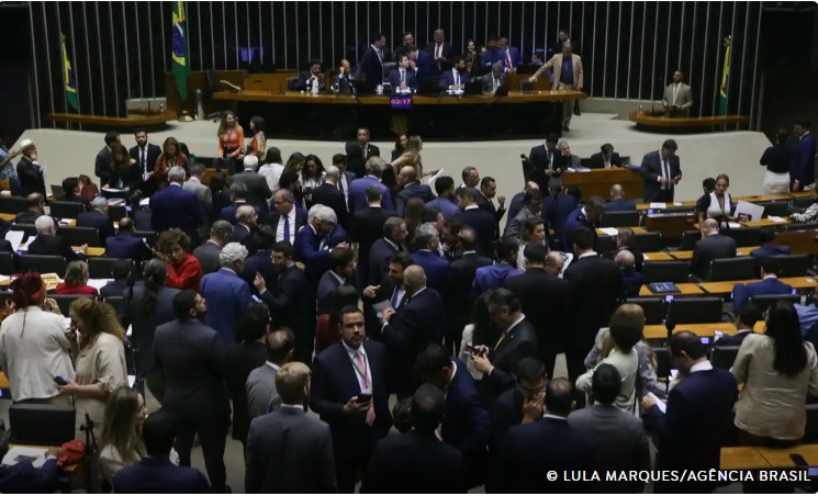 Câmara aprova isenção de imposto de renda para quem ganha até R$ 5 mil