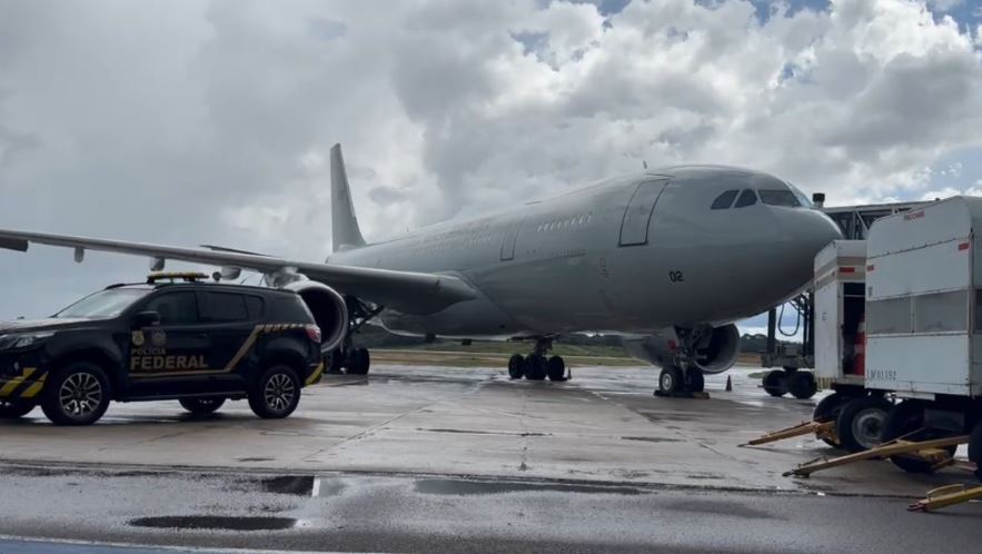 Aeronave da FAB chega a Minas Gerais com deportados dos EUA