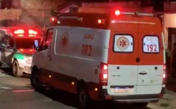 Motociclista é arremessado ao atropelar cachorro em Manaus