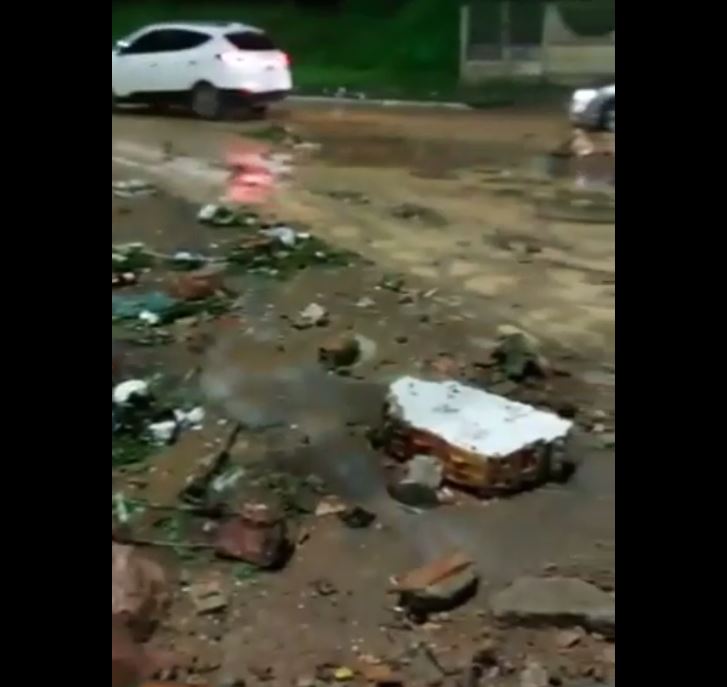 Muro de empresa desaba durante chuva e interdita avenida em Manaus