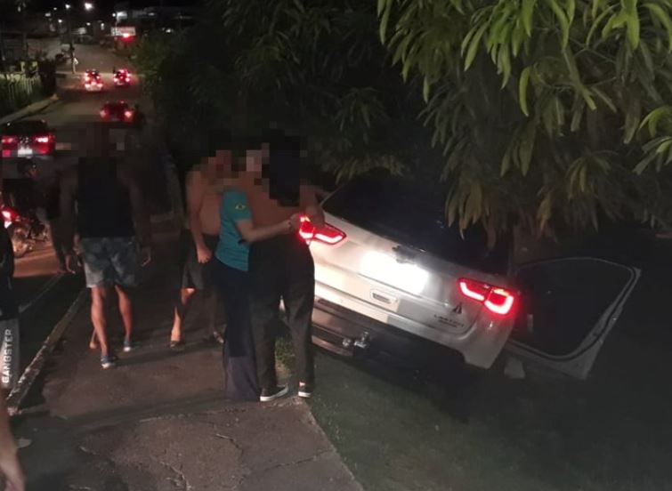 Motorista perde controle da direção e atinge árvore em avenida de Manaus