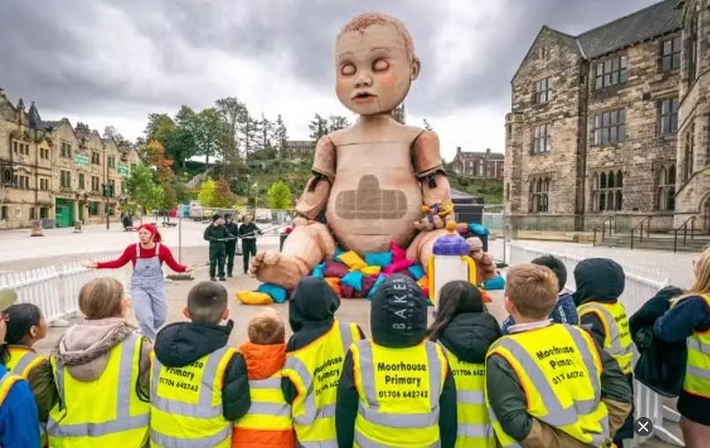Moradores ficam aterrorizados com boneca gigante em praça