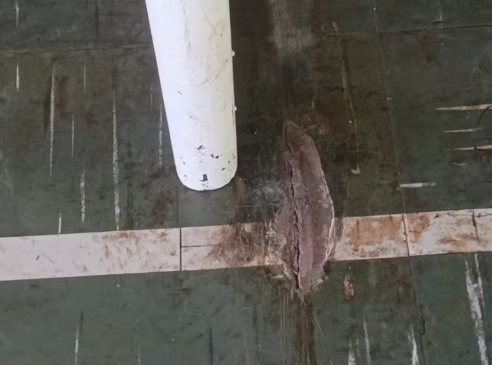 Menino de 12 anos morre após trave de gol cair em ginásio