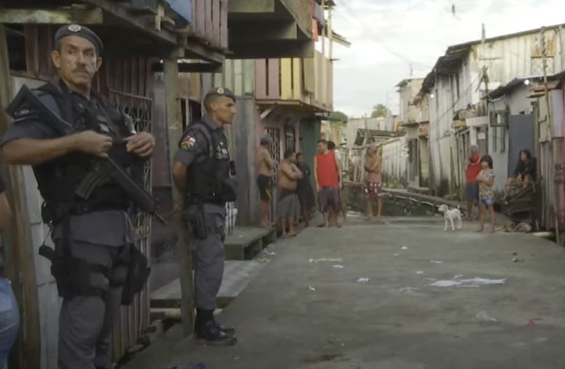 Jovem é executado e namorada baleada enquanto dormiam em casa em Manaus