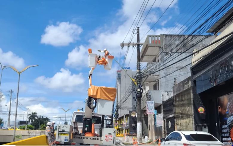 Avenida Djalma Batista é parcialmente interditada para serviço emergencial