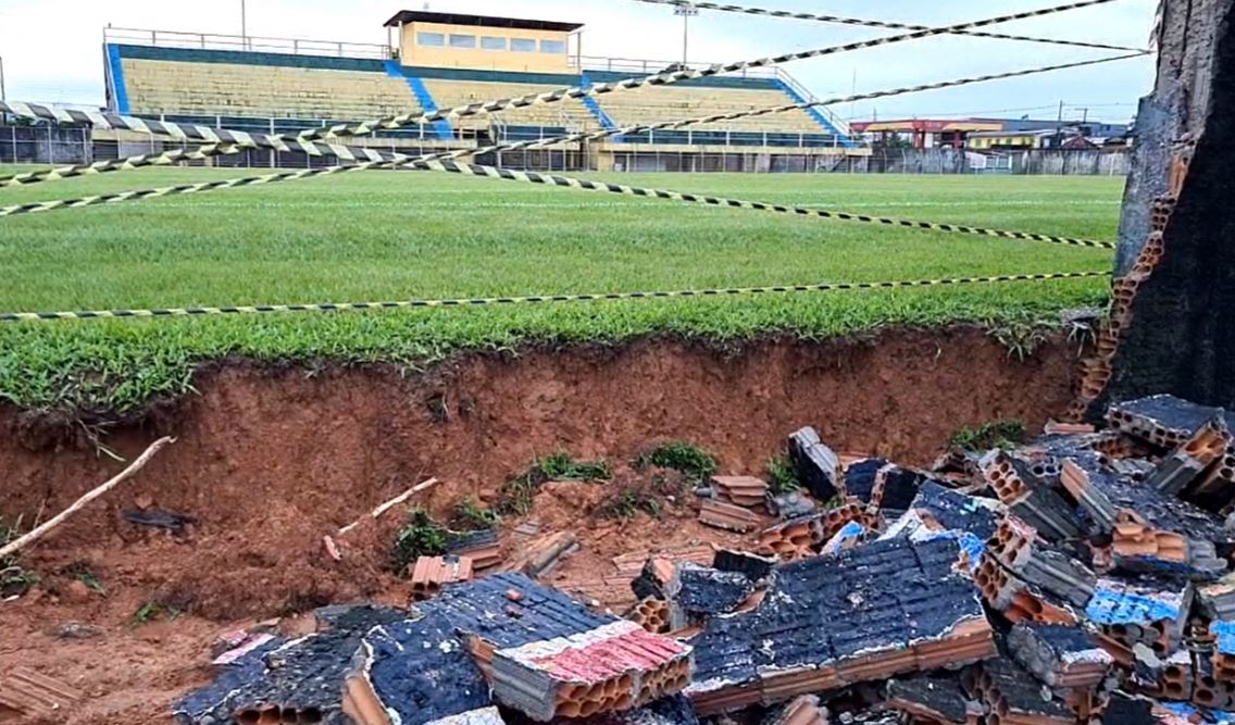 Muro de estádio desaba durante temporal no Amazonas 