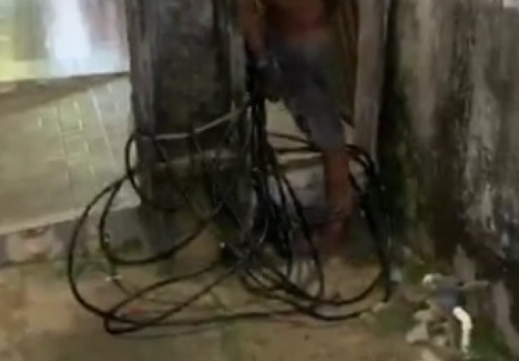 Ladrão furta fiação, é capturado e amarrado em poste em Manaus