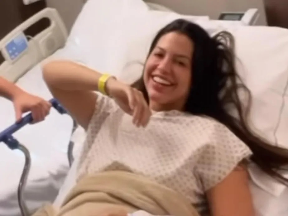 Ex-BBB Laís Caldas faz lipo LAD: 'mais de 10h de cirurgia'