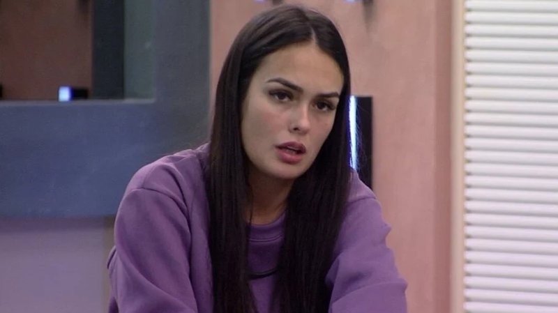 BBB23: Larissa volta a ser corrigida por erro de português e se irrita 