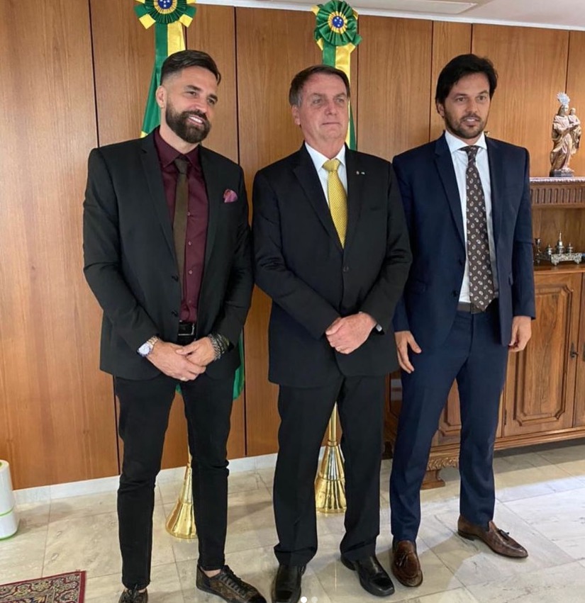 Sem máscara, Latino se encontra com Bolsonaro em Brasília